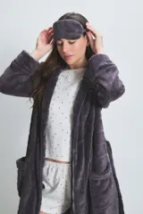 Bata larga de poliéster color gris oscuro con textura acolchada en forma de rombos, cuello tipo chal, bolsillos laterales y cinturón.