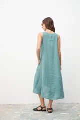 Vestido largo verde agua, de corte suelto y sin mangas.