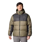 Campera puffer Columbia Pike Lake II Hooded color verde oliva con paneles negros en la parte superior y mangas. Cuenta con capucha ajustable, tecnología Omni-Heat reflectante, bolsillos con cierre y puños elásticos.