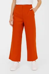 Pantalón ancho de lino color naranja, con bolsillos laterales y pinzas.
