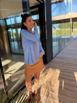 Sweater celeste de tejido fino de viscosa, con detalle de tira vertical de cuero ovino color camel en el centro. De corte holgado y manga larga.