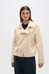 Chaqueta negra con cuello solapa, cierre cruzado con cremallera, cinturón con hebilla, bolsillos laterales con cremallera y detalles de botones metálicos.