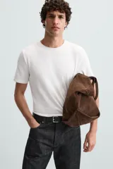 Camiseta marrón de corte slim fit, confeccionada en tejido de algodón con elasticidad, cuello redondo y manga corta.