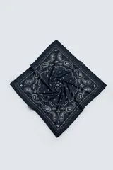 Pañuelo bandana azul marino con estampado paisley en blanco, de algodón.