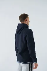 Buzo canguro color marrón con capucha ajustable, bolsillo canguro, fit regular, arte estampado en relieve y logo en goma.