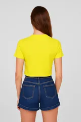 Remera cropped color rosa con estampado de conchas marinas en color rojo, corte holgado y cuello redondo.