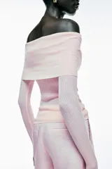 Jersey de punto color rosa pálido, con escote recto y hombros descubiertos, de manga larga.