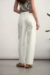 Pantalón de jean color crudo, de corte amplio y tiro alto.