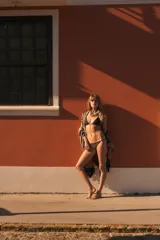 Conjunto de bikini marrón chocolate, con corpiño triangular y bombacha colaless regulable.