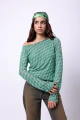 Pañuelo de seda con diseño estampado exclusivo de la marca.