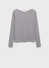 Camiseta gris de punto canalé con cuello barco y mangas largas. Diseño entallado.