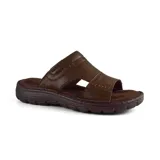 Sandalias de cuero marrón con tira ancha sobre el empeine y suela de goma.