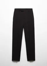 Pantalón de vestir azul marino, de corte recto, con bolsillos laterales y traseros. Se ajusta a la cintura con cinturón de cuero marrón.