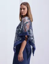 Vestido azul de seda fría, marca RM Richards. Tiene una sobre capa en microtul bordado con flores.