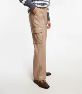 Pantalón recto color beige de material sintético, con trabillas en la cintura, cierre delantero, cintura elástica en la espalda y bolsillos laterales tipo cargo.