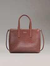 Cartera tote de piel sintética con textura de cocodrilo, de diseño compacto con asas y cierre de cremallera.