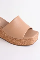 Sandalia negra de cuero con plataforma de corcho, taco de 6.5 cm y plantilla cuadrada.