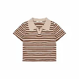 Remera tejida a rayas horizontales en color celeste, blanco y marrón, con cuello polo marrón y mangas cortas.