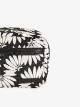 Neceser rectangular con estampado de flores blancas sobre fondo negro, cierre superior con cremallera y asa lateral.