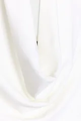 Body blanco de cuello halter con pieza metálica y aplicación joya, escote pico pronunciado, tejido drapeado y cierre inferior con botones a presión.