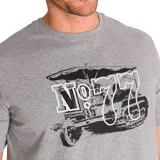 Remera gris de manga corta con cuello redondo y estampado frontal de un vehículo antiguo con el texto "No 77".