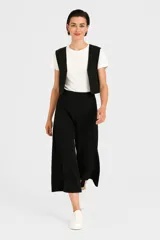 Pantalón culotte negro de tiro alto.