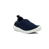 Zapatilla elastizada color azul marino, diseño cómodo y sin cordones.