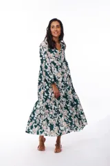 Vestido midi de poliéster color verde oscuro con estampado floral en tonos beige y blanco, escote en V y mangas largas.