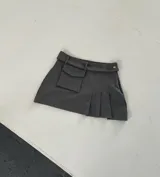 Pollera mini tableada con cierre, confeccionada en tela sastrera.