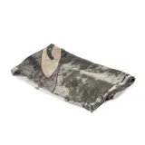 Pashmina rectangular de acrílico color negro con estampado abstracto en tonos beige y gris.