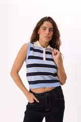Top tejido de punto a rayas horizontales en tonos celeste, azul y blanco, con cuello tipo polo y cierre de botones.