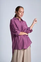 Camisa manga 3/4 color lila con textura arrugada, cuello clásico y dos bolsillos frontales.