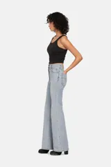 Pantalones de jean celeste claro, de tiro alto y corte acampanado.