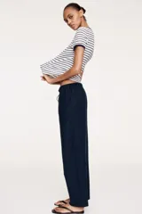 Pantalón tobillero azul marino de corte holgado en tejido liviano de mezcla de lino. Modelo de tiro alto con elástico revestido y cordón para ajustar fino en la cintura, bolsillos al bies y piernas ajustadas.