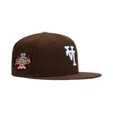 Gorro New Era 59FIFTY color marrón con logo de los Dodgers bordado en blanco en el frente y parche conmemorativo del 100 aniversario en el lateral.