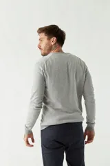 Sweater negro de manga larga con escote en V y logo bordado.