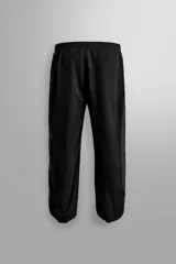 Pantalón relaxed fit confeccionado en tejido técnico ligero y elástico en todas direcciones. Cintura elástica ajustable con cordón interior, bolsillos delanteros y bajo acabado en elástico y ajustable con cremallera.