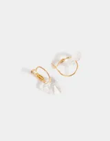 Aros dorados tipo argolla con dije de corazón transparente con strass.