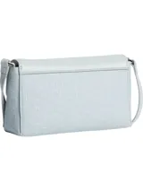 Cartera bandolera Calvin Klein color celeste con estampado de monograma, cierre con solapa y broche giratorio, correa ajustable y cadena de mano plateada.