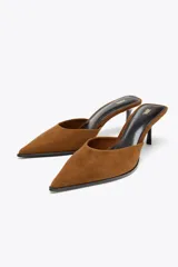 Zapato tipo mule destalonado, color marrón, de ante con tacón medio fino y punta fina.