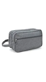 Neceser rectangular color gris oscuro, con doble cierre superior, compartimentos individuales, bolsillo frontal con cierre y correa de mano.