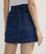 Falda corta de jean azul con cintura alta elastizada y doble botón.