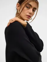 Sweater negro de punto con cuello redondo y ajuste regular.