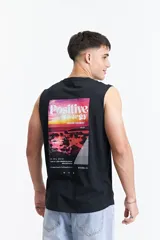Musculosa blanca de algodón con corte oversize y estampado en la espalda con imagen de playa, texto y código de barras.