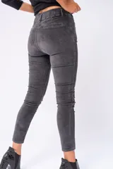 Pantalón de pana gris con tiro alto, pretina elastizada y corte ajustado.