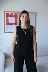 Musculosa negra de tejido liso, corte recto y sin mangas. Presenta un detalle de pespunte horizontal a la altura de la cintura.