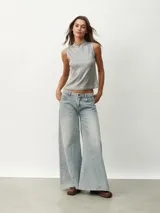 Musculosa blanca de cuello alto y sin mangas.