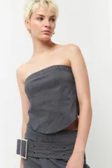Top strapless negro tipo corset con detalle de tachas plateadas.