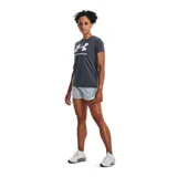 Remera deportiva Under Armour color fucsia con logo blanco estampado en el frente.