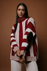 Buzo oversized de rayas con coderas, cuello de medio cierre y costuras a mano, color mostaza.